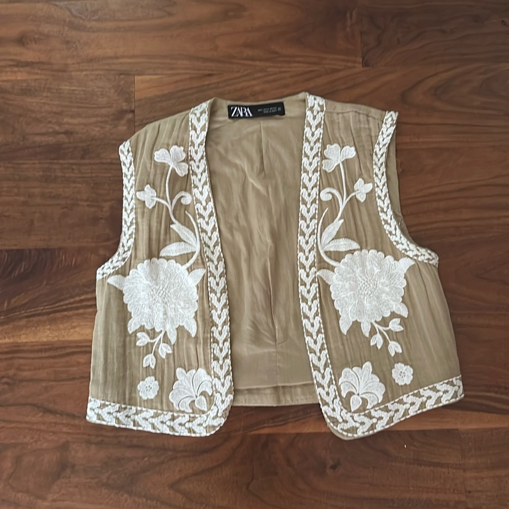 Zara Beige Embroidered Floral Vest with White Appliqué